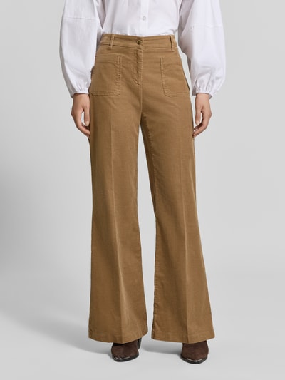 Frauenmodel trägt Wide Leg Cordhose aus Baumwoll-Mix Modell 'MAINE' von Brax, braune Farbe, sichtbare Struktur, Ganzkörperansicht von vorne. Damen Cordhose von Brax.
