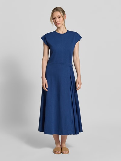 Frauenmodel trägt Tailliertes Freizeitkleid aus Baumwoll-Leinen-Mix Modell 'COLIBRI' von MAX&Co., Optik: Unifarben, Midi-Länge, Rundhals, Bindegürtel, Gehschlitz, Plissees, Materialverarbeitung: Flammgarn, Farbe Blau, Ganzkörperansicht von vorne.