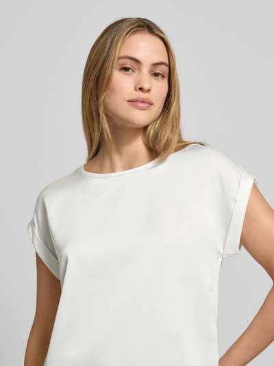 Modelka kobieca nosi Blusenshirt mit fixierten Ärmelaufschlägen Modell 'VIELLETTE' od VILA, luźny krój, viskose-mix, zbliżenie na górną część ciała.