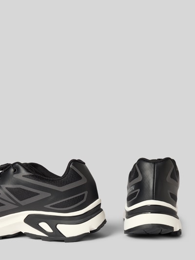 Produktfoto, Sneaker mit Logo Modell 'XT-EVR' von Salomon in Schwarz mit abgerundeter Spitze, Schnürung und profilierter Sohle, graue Akzente, Sohle ca. 4 cm hoch, neutrale Studioaufnahme
