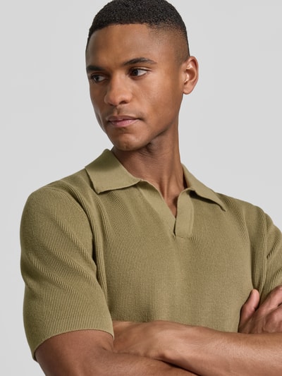 Männermodel trägt Strickshirt mit Polokragen und V-Ausschnitt von JAKE*S STUDIO MEN aus Baumwoll-Mix in Regular-Fit, Nahaufnahme Oberkörper.