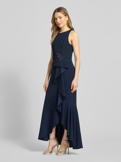 Kobiece modelka nosi Regular Fit Abendkleid mi Ziersteinbesatz od Adrianna Papell, elastyczna mieszanka materiałów, krój regular fit, obszycie ozdobnymi kamieniami, plisy, bez rękawów, okrągły dekolt, długość tyłu w rozmiarze 36: 137 cm, szerokość w rozmiarze 36: 36 cm, granatowy kolor, z przodu, całopostaciowe ujęcie.