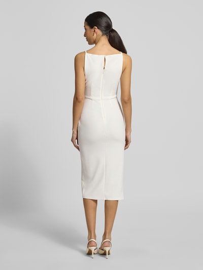 Frauenmodel trägt Cocktailkleid mit Raffungen und Gehschlitz von Lipsy in Creme, Material-Mix mit Stretch-Anteil, Figurbetont, Midikleid, Rückenlänge bei Größe 36: 110 cm, Brustweite bei Größe 36: 40 cm, Ganzkörperansicht Rückansicht.