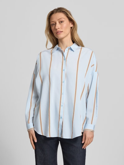 Vrouwenmodel draagt Relaxed Fit Blouse uit viscosemix van Jake*s Casual, streepmotief, overhemdkraag, knoopsluiting, casual, Ganzkörperansicht van voren.