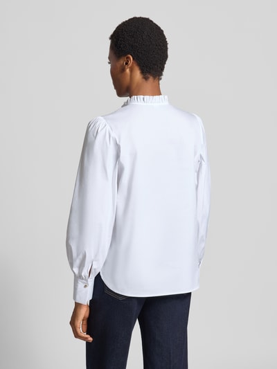 Frauenmodel trägt Regular Fit Langarmbluse aus Baumwoll-Mix Modell 'Belmira2' von JOOP! in Weiß, lockere Passform, glatte Textur, Ganzkörperansicht Rückansicht. Damen Langarmbluse von JOOP!