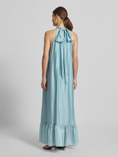 Vrouwenmodel draagt Cocktailkleid met rückseitiger Schnürung van Jake*s Cocktail, lyocellmix, asymmetrisch model, maxi-jurk, laagjeslook, kleur lichtblauw, ruglengte bij maat 36: 145 cm, borstwijdte bij maat 36: 52 cm. Ganzkörperansicht achteraan.