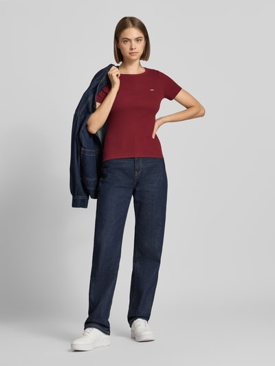 Frauenmodel trägt Slim Fit T-Shirt aus Baumwoll-Mix Modell 'HAYES' von Levi's®, weinrot, kombiniert mit dunkler Jeans, Ganzkörperansicht von vorne.