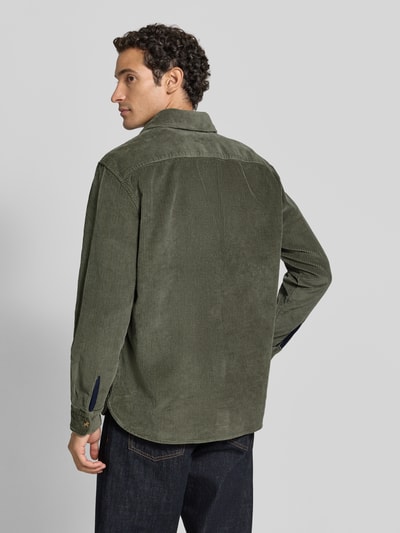 Männermodel trägt Regular Fit Hemdjacke aus Cord mit Kentkragen von Christian Berg Men in Olivgrün, reine Baumwolle, Rückansicht, Ganzkörperansicht Rückansicht.