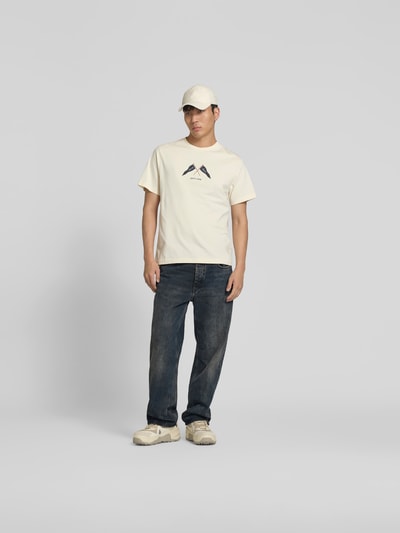 Männermodel trägt Straight Fit Jeans im 5-Pocket-Design von WON HUNDRED, dunkles Blau, Baumwolle, Ganzkörperansicht von vorne.
