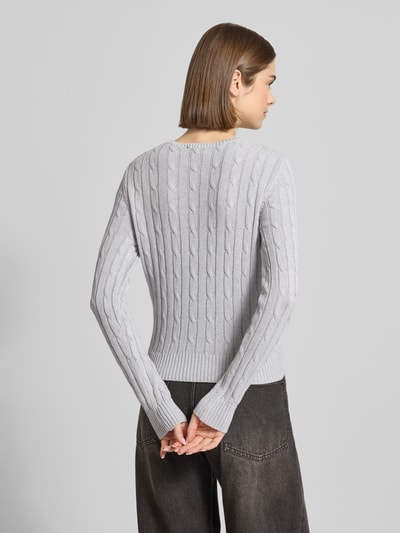 Frauenmodel trägt Strickpullover mit Zopfmuster und Label-Stitching von REVIEW, hellgrau, Baumwoll-Mix, Regular-Fit, Rückenansicht.