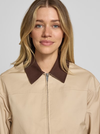 Frauenmodel trägt Jacke mit Reißverschluss Modell 'Herakla' von OPUS in Beige, Umlegekragen, Lyocell-Mix, Nahaufnahme Oberkörper.