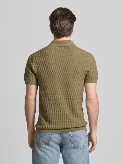 Männermodel trägt Poloshirt mit Polokragen und V-Ausschnitt von JAKE*S STUDIO MEN in Olivgrün, Body Fit, Struktur-Textur, Ganzkörperansicht Rückansicht.