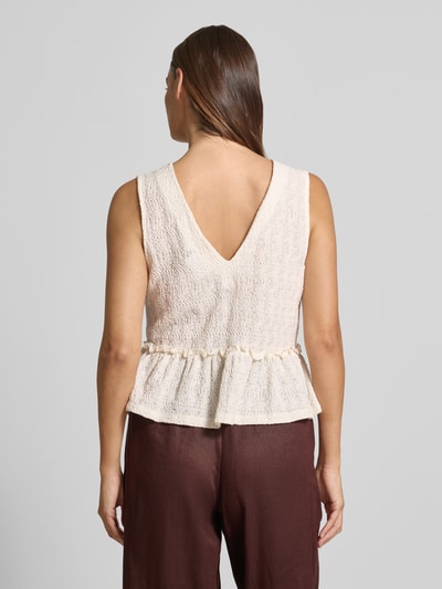 Frauenmodel trägt Blusentop mit Schnürung und Schößchen von JAKE*S STUDIO WOMAN, cremefarben, Strukturstoff, Rückenansicht, Ganzkörperansicht Rückansicht. Baumwoll-Mix mit Stretch-Anteil, Regular Fit, V-Ausschnitt, Rückenlänge bei Größe 36: 33 cm.