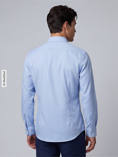 Männermodel trägt Slim Fit Business-Hemd mit Strukturmuster und Kentkragen von Jake*s, hellblau, Reine Baumwolle, Ganzkörperansicht Rückansicht.