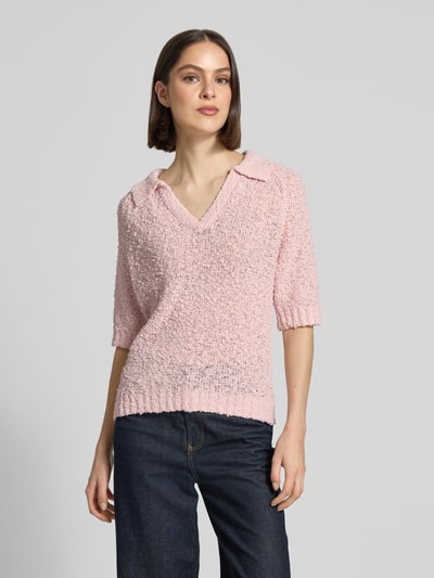 Frauenmodel trägt Strickshirt mit Umlegekragen Modell 'Posilly' von OPUS aus Baumwoll-Mix, Straight Fit, V-Ausschnitt, 3/4-Arm, Vorderansicht