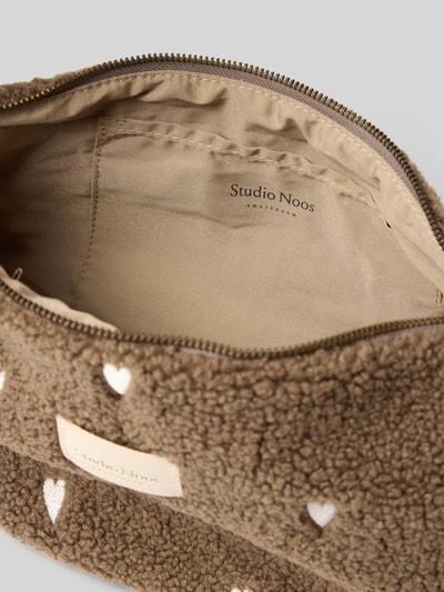 Produktfoto, torba na ramię 'Shoulder Bag mit Logo-Patch' od Studio Noos, brązowa z białymi sercami, wyhaftowany motywem na całej powierzchni, Główna przegroda z zamkiem błyskawicznym, regulowany pasek na ramię, naszywka z logo, Szerokość w rozmiarze 1: 40 cm, Długość w rozmiarze 1: 22 cm, Głębokość w rozmiarze 1: 15 cm, długość paska: 65 cm, tekstura pluszowa