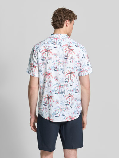 Männermodel trägt Regular Fit Freizeithemd aus Viskose-Leinen-Mix von Tom Tailor, Optik:Allover-Muster, Rückansicht, Ganzkörperansicht.