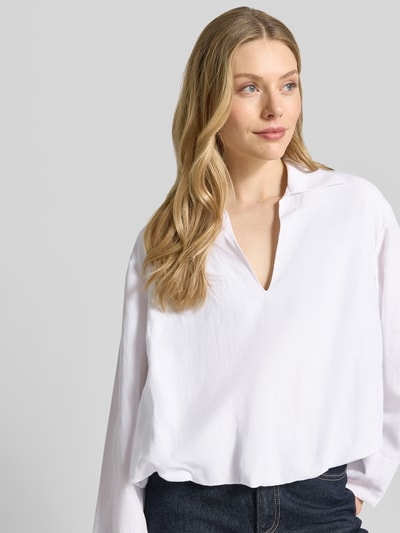Vrouwenmodel draagt Regular Fit Bluse uit viscose met V-hals model 'DAPHNE' van Samsøe Samsøe, puur wit, simple structuur, Nahaufnahme bovenlichaam.