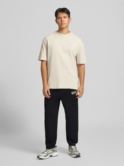 Männermodel trägt schwarze Regular Fit Sweathose aus pure katoen model 'Nivion' van HUGO, Heren Sweathose, Ganzkörperansicht von vorne