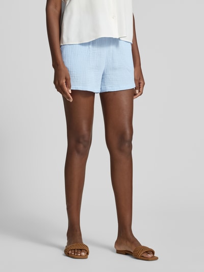 Frauenmodel trägt Loose Fit Shorts aus reiner Baumwolle Modell 'NATALI' von Vero Moda, Optik: Unifarben, Materialverarbeitung: Crêpe, Bundabschluss: Elastisch, Eingrifftaschen, Ganzkörperansicht von vorne.