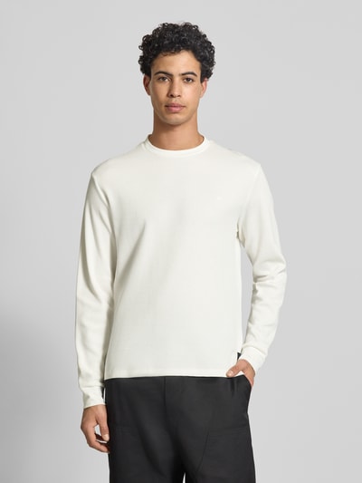 Męski model nosi Bluza 'Sweatshirt mit Stehkragen' od Replay z bawełny, prosty krój, stójka, faktura wafla, detal z logo, elastyczne zakończenia rękawów, długość tyłu 63 cm, długość rękawów 67 cm, jasny kolor, gładka faktura, widok całej sylwetki z przodu