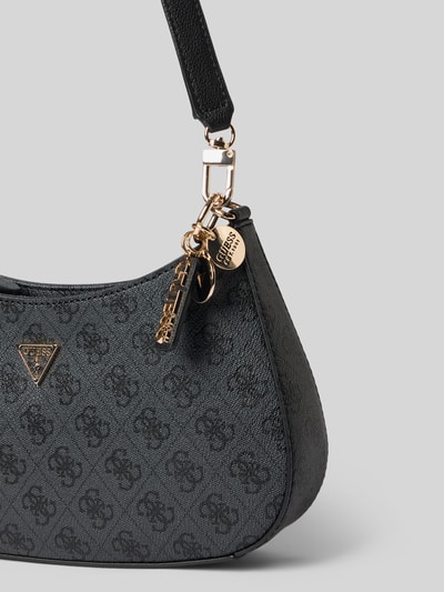 Produktfoto, Schultertasche mit Logo-Print von GUESS in Schwarz mit goldfarbenen Details, sichtbarer Logo-Print und Logo-Detail, abnehmbarer Trageriemen, Damen Schultertasche, Hauptfach mit Reißverschluss, strukturierte Oberfläche, Maße 25x19x6 cm, Schulterriemen 65 cm.
