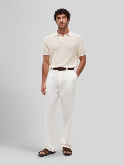Męski model nosi Loose Fit Hose mit Bundfalten von Tommy Hilfiger, efekt: jednolity kolor, krój loose fit, zakładka w pasie, zapięcie na guzik, wpuszczane kieszenie z przodu, kieszeń z patką z tyłu, materiał: bawełna, Ganzkörperansicht von vorne.