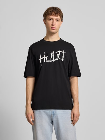 Męski model nosi Regular Fit T-Shirt aus reiner Baumwolle Modell 'NAMERIX' od Hugo, efekt: jednolity kolor, nadruk z logo, okrągły dekolt, krótki rękaw, bawełna, Ganzkörperansicht von vorne.