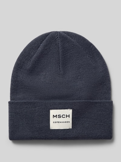 Produktfoto, dunkelblaue Mütze aus Woll-Mix Modell 'Mojo' von MSCH Copenhagen, Strick-Optik, breiter Umschlag, Label-Patch vorne