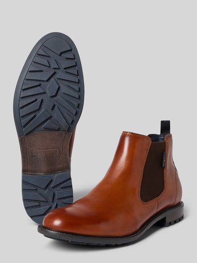 Produktfoto, braune Chelsea Boots aus echtem Leder Modell 'Bonifacio' von bugatti, abgerundete Form, Logo-Detail, profilierte Sohle.