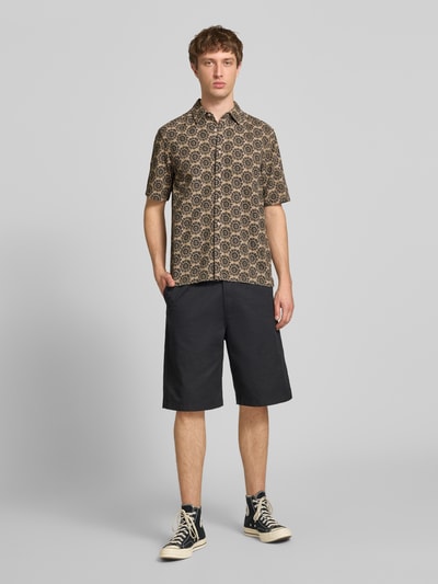 Männermodel trägt Regular Fit Freizeithemd aus reiner Baumwolle Modell 'JOHNSON' von Only & Sons mit Allover-Muster, Ganzkörperansicht von vorne.
