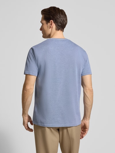 Männermodel trägt T-Shirt mit Rundhalsausschnitt und Label-Stitching von Gant in Hellblau, reine Baumwolle, Regular-Fit, Rückenlänge 69 cm, Ganzkörperansicht Rückansicht.