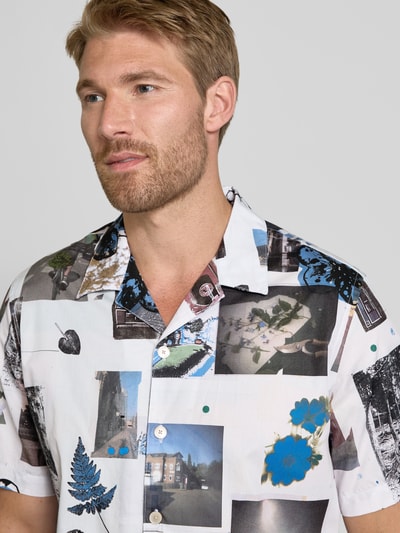 Männermodel trägt Casual Fit Freizeithemd mit Fotoprints von Paul Smith, reine Baumwolle, Reverskragen, Nahaufnahme Oberkörper.