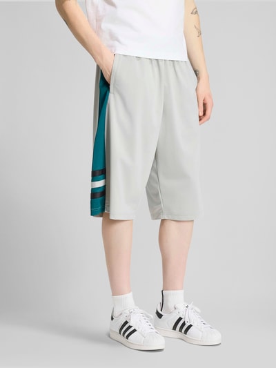adidas Originals Loose Fit Sweatshorts mit Logo-Stitching Hellgrau 3
