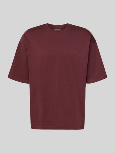 Produktfoto, Oversized T-Shirt mit Logo und Rundhalsausschnitt von REVIEW in Dunkelrot aus reiner Baumwolle, gerade Form, glatte Textur.