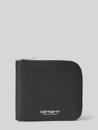 Produktfoto, Portemonnnaie aus echtem Leder von Carhartt Work In Progress in Schwarz, mit Rundum-Reißverschluss und Label-Print, Steckfächer, Münzfach mit Druckknopfverschluss, Scheinfach, glatte Textur, klare Kanten, neutraler Hintergrund.