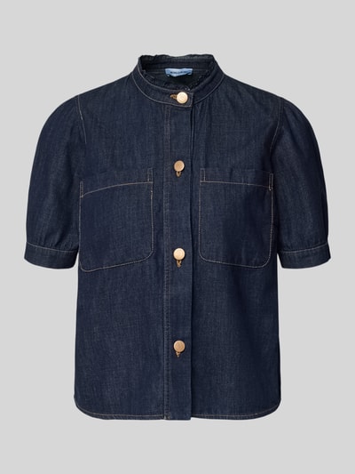 Produktfoto, Regular Fit Jeansbluse mit Brusttaschen von More & More, czysty bawełna, krój regular fit, stójka, listwa guzikowa, kieszenie na piersi, długość pleców w rozmiarze 36: 52 cm, długość rękawa w rozmiarze 36: 25 cm, ciemny niebieski dżins, wyraźnie widoczne przeszycia, gładka tekstura