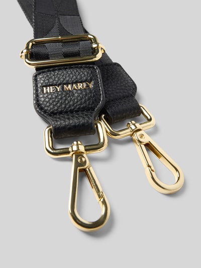 Produktfoto, Schulterriemen mit Logo-Details Modell 'Iconic Strap' von Hey Marly, schwarzes Leder mit goldenen Karabinerverschlüssen und strukturierter Oberfläche, breite Passform, verstellbares Design, detailreiche Textur.