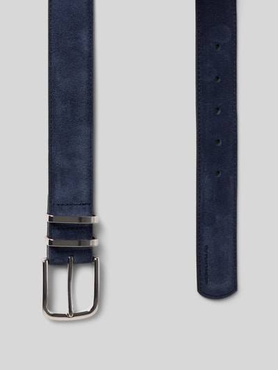 Produktfoto, Gürtel aus Wildleder von Tom Tailor in Dunkelblau, Wildlederoptik, Dornschließe, Applikation, Materialverarbeitung Veloursleder, Gesamtlänge 95 cm bei Größe 80.