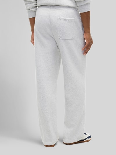 Tommy Jeans Regular Fit Sweatpants aus Baumwoll-Mix Hellgrau Melange 5