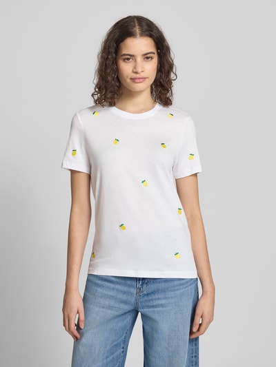 Modelka kobieca nosi damski t-shirt Regular Fit T-Shirt aus reiner Bio-Baumwolle Modell 'KETTY LIFE' od ONLY, efekt: jednolity kolor, aplikacja: hafty, okrągły dekolt, krótki rękaw, czysta bawełna; widok całej sylwetki z przodu.