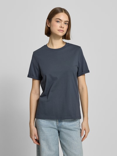 Vrouwenmodel draagt Regular Fit T-shirt uit pure katoen model 'RIA' van Pieces, effen, ronde hals, korte mouw, fijnrib. Vooraanzicht bovenlichaam.