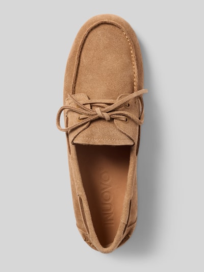 Produktfoto, Loafer aus echtem Leder mit Zierschleife von INUOVO in hellbraunem Ton, abgerundete Passform, glatte Sohle, Absatzhöhe 1 cm, Schafthöhe 6 cm, Schaftweite 11 cm, fein strukturierte Wildleder-Textur