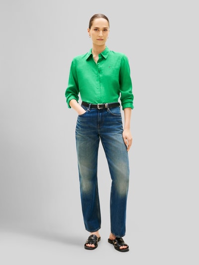 Frauenmodel trägt Relaxed Fit Langarmbluse aus reinem Leinen von Tommy Hilfiger in Optik: Unifarben, Flammgarn, Ganzkörperansicht von vorne.