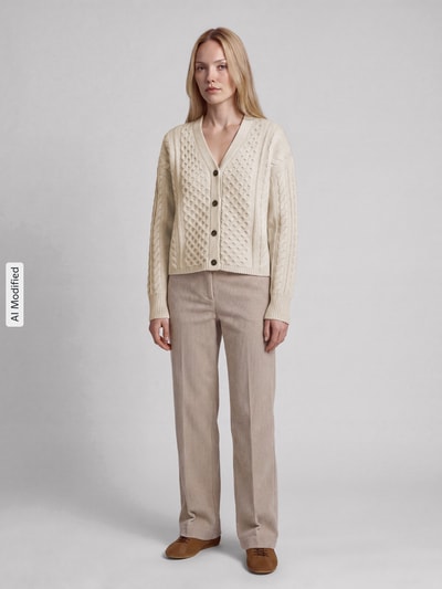 Frauenmodel trägt Regular Fit Strickjacke aus reiner Wolle Modell 'PRIMO' von Max Mara, cremefarben, Damen Strickjacke von Weekend Max Mara, Ganzkörperansicht von vorne, KI-modifiziertes Bild.