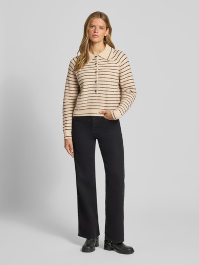 Vrouwenmodel draagt Relaxed Fit Strickpullover mit Polokragen Modell 'True' van Topshop in beige met zwarte strepen, elastische materiaalmix, gebreide look, geribde boorden, lange mouwen, Ganzkörperansicht van voren.