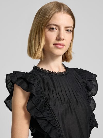 Frauenmodel trägt Regular Fit T-Shirt aus Viskose-Mix Modell 'BLISS' von Vero Moda, Optik: Unifarben, Rüschen, Rundhals, Popeline, Nahaufnahme Oberkörper.