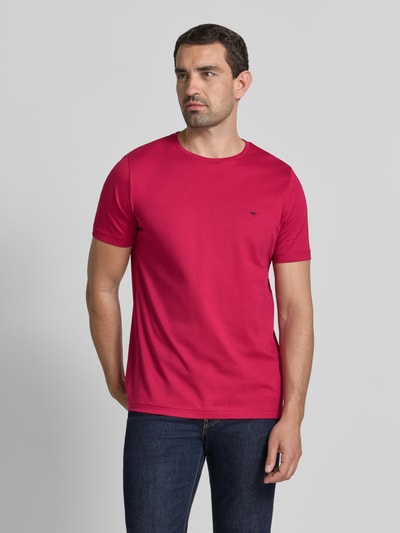 Männermodel trägt T-Shirt mit Rundhalsausschnitt und Label-Stitching von Fynch-Hatton in Rot, Reine Baumwolle, Regular-Fit, Ganzkörperansicht von vorne. Rückenlänge bei Größe M: 72 cm.