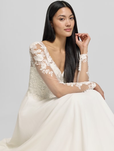 Frauenmodel trägt Brautkleid mit Stitchings und V-Ausschnitt von LUXUAR FASHION in Weiß, Chiffon, A-Linie, Maxikleid, Nahaufnahme Oberkörper.