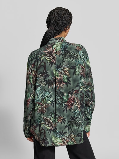 Frauenmodel trägt Hemdbluse mit floralem Allover-Print von Rabanne in Grün- und Brauntönen, Relaxed Fit, Langarm, Nietenbesatz, Ganzkörperansicht Rückansicht.